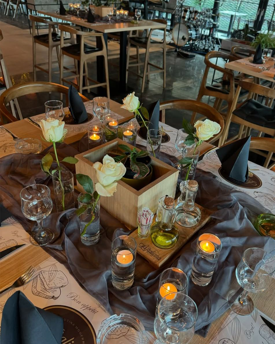 Drveni Laser Zrela centar za sto s cvijećem, uljem i svijećama kao personalizirani restoranski inventar za svečano posluženje