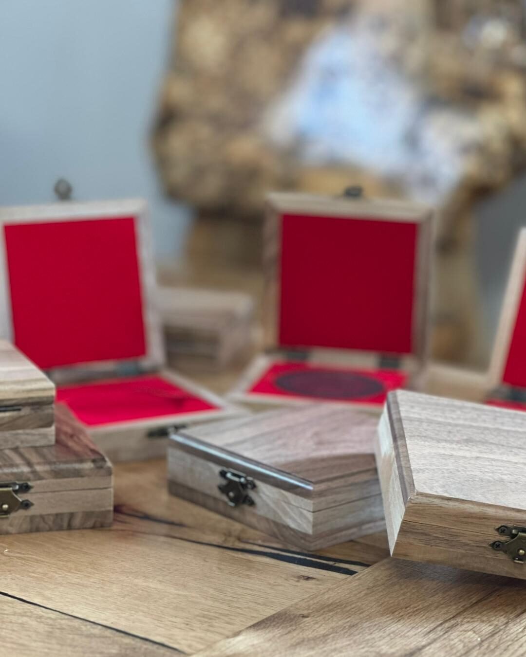 Set elegantnih Laser Zrela drvenih kutija s crvenom unutrašnjošću, ručno rađeni personalizirani korporativni pokloni