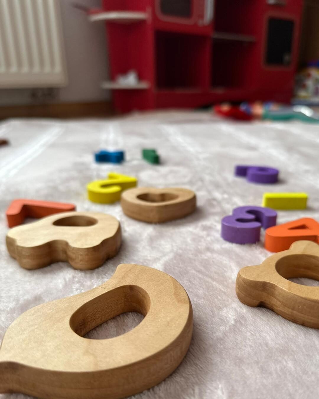 Drvene Montessori slovne puzzle u boji na podlozi, edukativne igračke Laser Zrela za učenje kroz igru