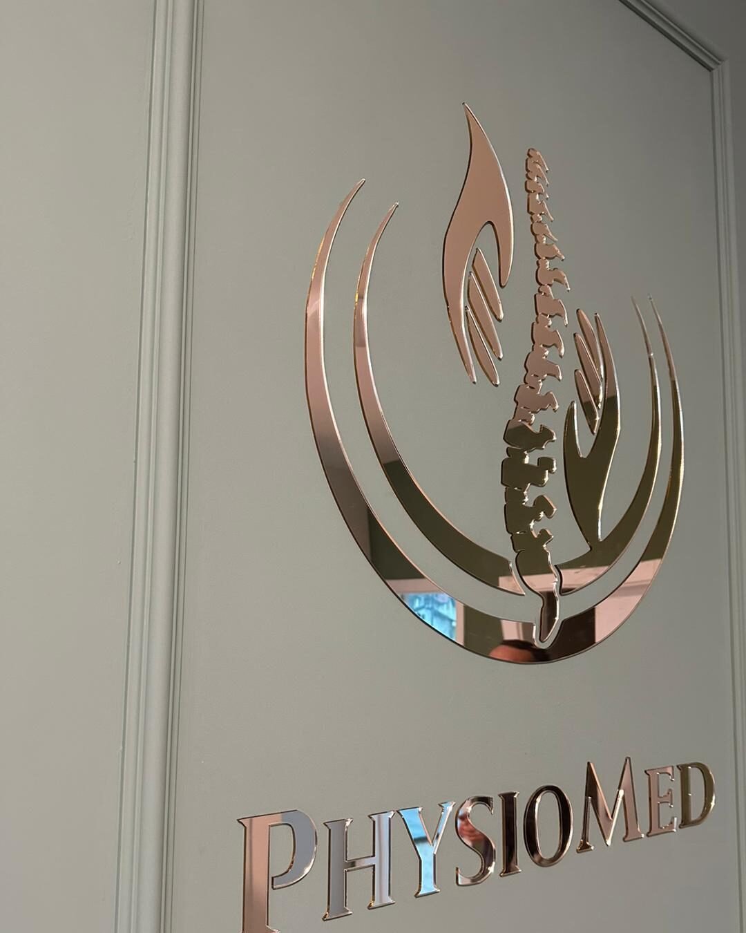 Zlatni 3D zidni logo koji je izradila Laser Zrela radionica za brending poslovnih prostora