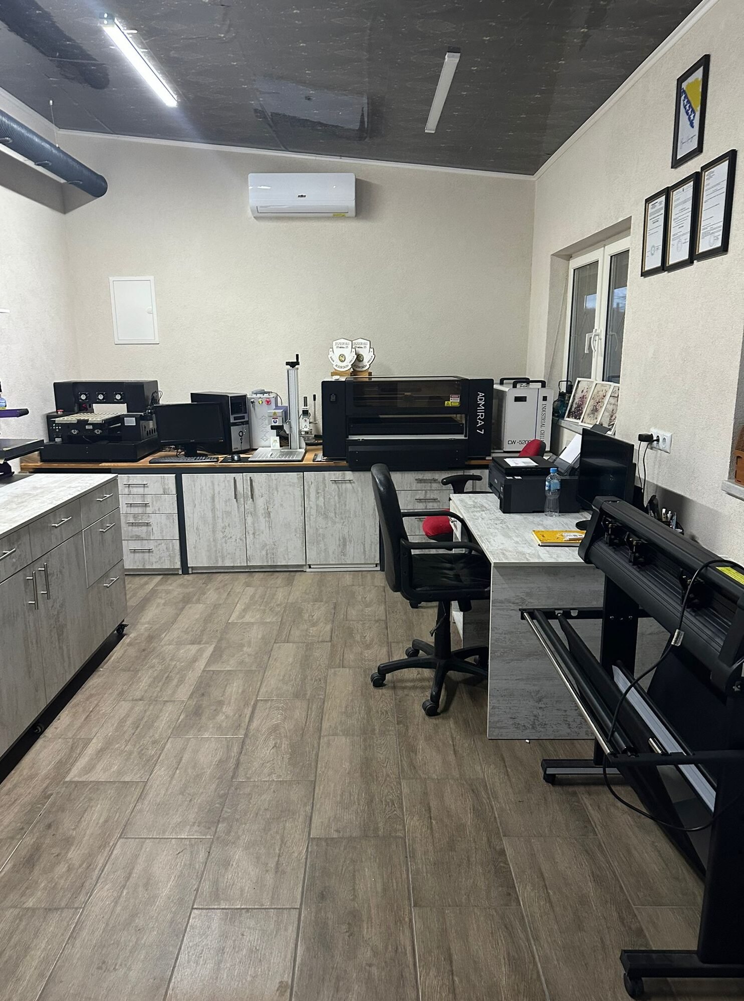 Početna Unutrašnjost Laser Zrela radionice sa CNC mašinama, laserskom gravurom i stolovima za pripremu drvenih proizvoda