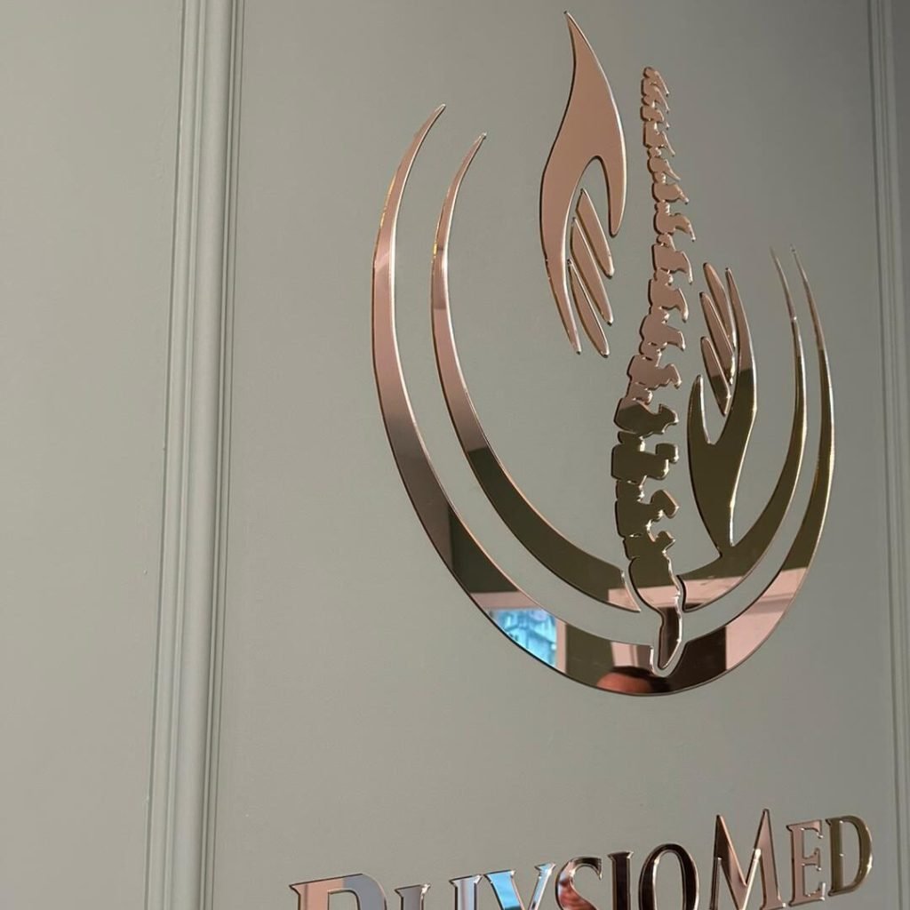 Zlatni 3D zidni logo koji je izradila Laser Zrela radionica za brending poslovnih prostora