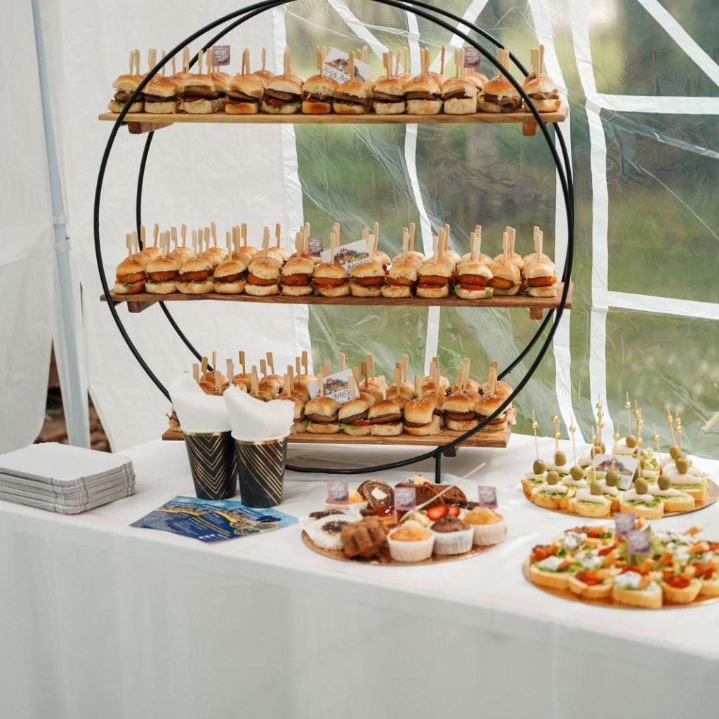 Ketering etažeri whatsapp image 2025 12 18 at 09.32.08 (2)